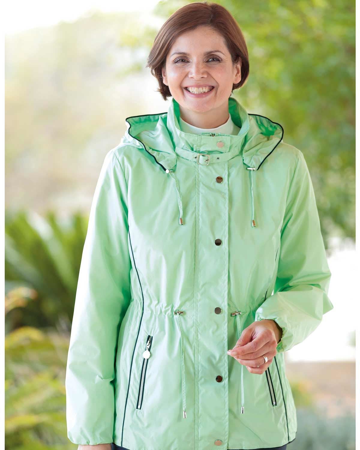 Ladies Lightweight Showerproof Jacket. 100 Polyester. Lined.